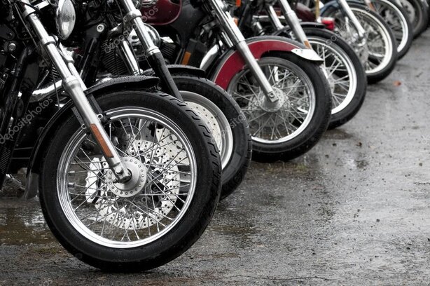 Primo piano di pneumatici moto nuovi in officina