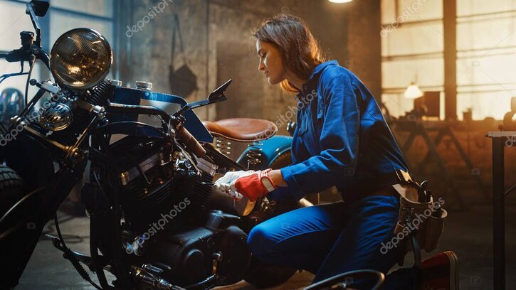 Moto d’epoca su ponte con dettagli telaio e motore