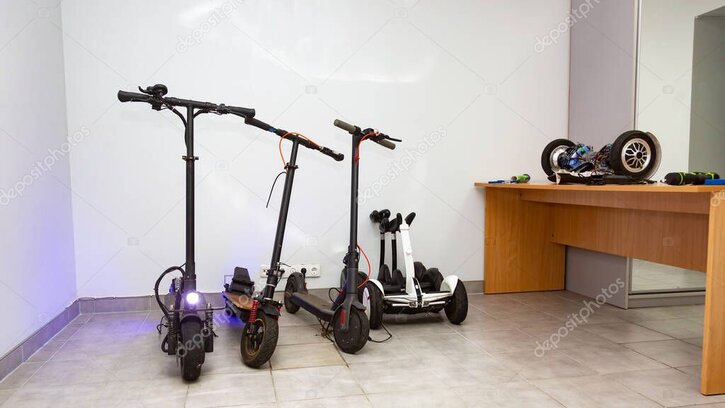 Scooter sul ponte sollevatore per manutenzione in officina
