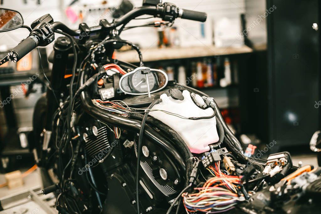 Tecnico che collega uno strumento di diagnosi elettronica a una moto