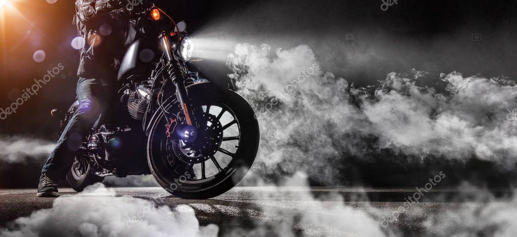 Scarico sportivo Akrapovic montato su moto in officina