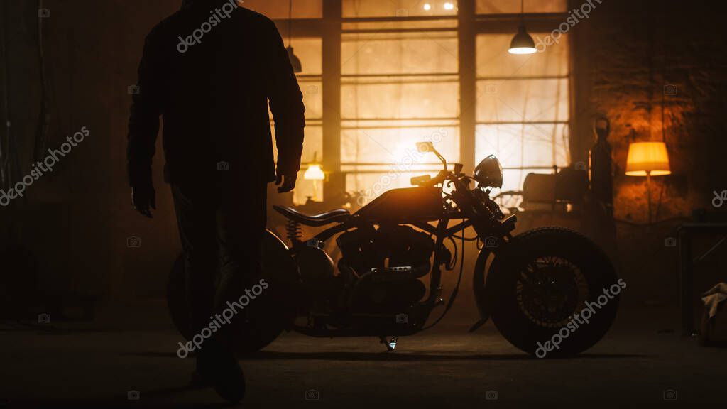 Moto d’epoca in fase di restauro su ponte officina