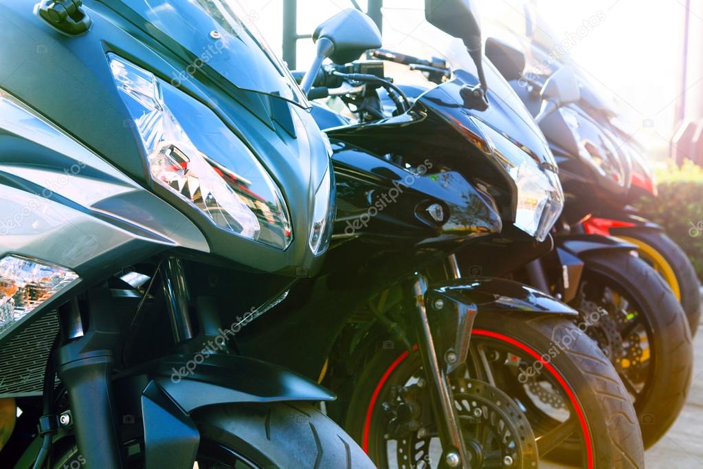 Moto in carrozzeria durante la verniciatura di una carena