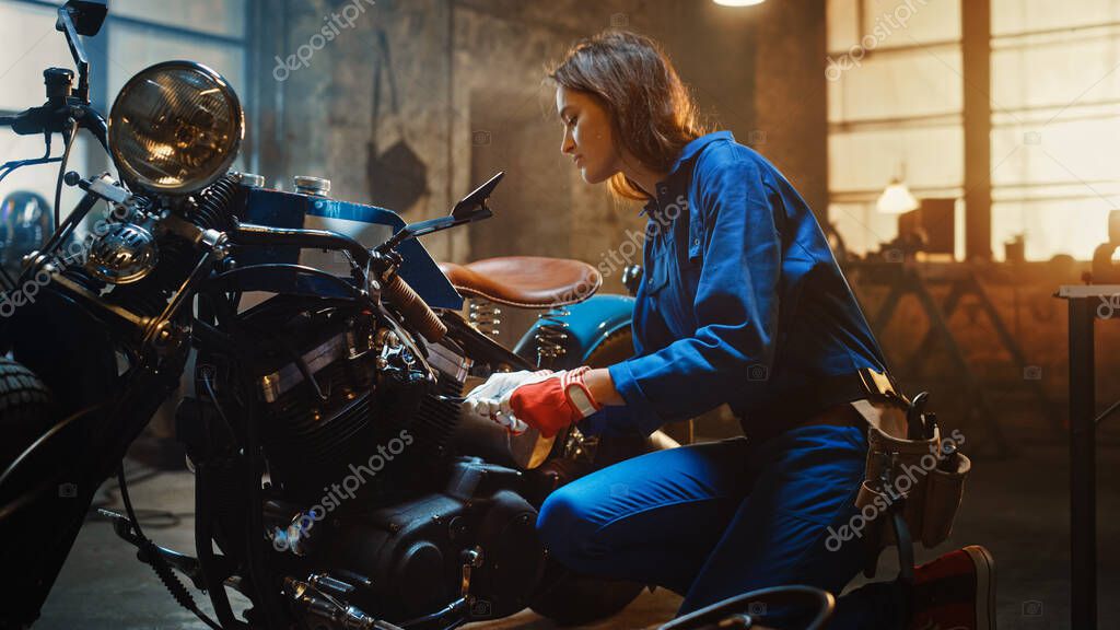 Moto d’epoca in officina prima del restauro